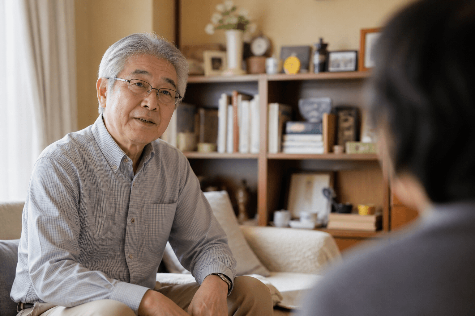 庶民的な暮らしの中で、EIGHTLINEのコンシェルジュに想いを語る70代男性